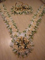 Комплект белые розы 1300 р. 